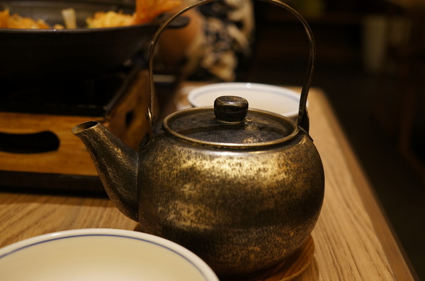 天吉屋：(胖樺食記)台北東區”天吉屋日式天丼專賣店”。大份量美味的炸物天堂。