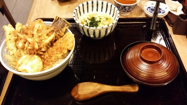 天吉屋：(胖樺食記)台北東區”天吉屋日式天丼專賣店”。大份量美味的炸物天堂。