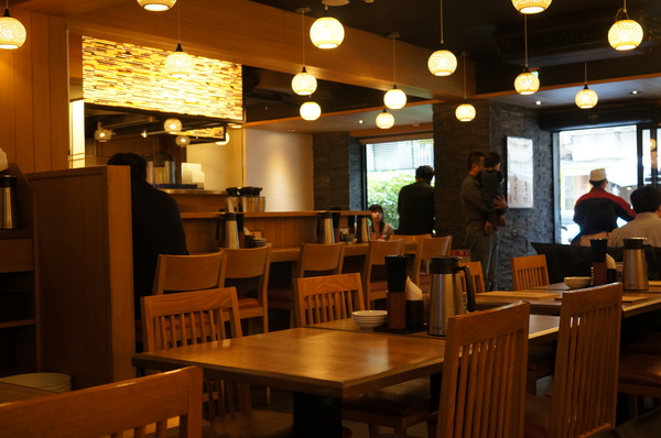 天吉屋：(胖樺食記)台北東區”天吉屋日式天丼專賣店”。大份量美味的炸物天堂。