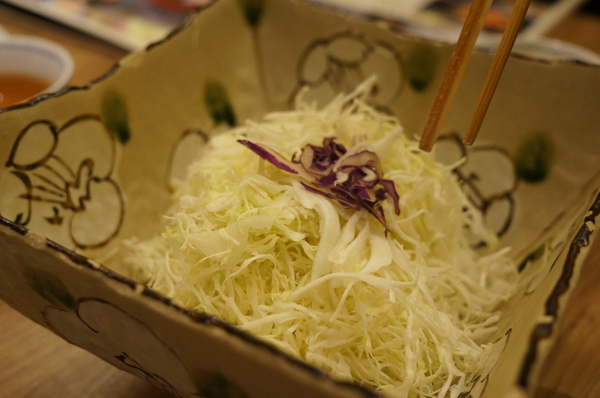 天吉屋：(胖樺食記)台北東區”天吉屋日式天丼專賣店”。大份量美味的炸物天堂。