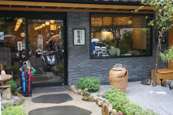 天吉屋：(胖樺食記)台北東區”天吉屋日式天丼專賣店”。大份量美味的炸物天堂。