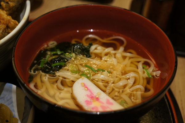 天吉屋：(胖樺食記)台北東區”天吉屋日式天丼專賣店”。大份量美味的炸物天堂。