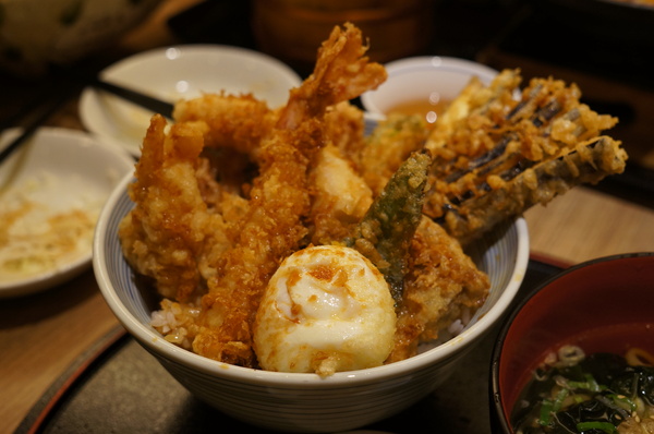 天吉屋：(胖樺食記)台北東區”天吉屋日式天丼專賣店”。大份量美味的炸物天堂。