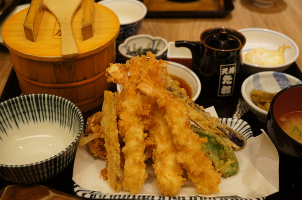 天吉屋：(胖樺食記)台北東區”天吉屋日式天丼專賣店”。大份量美味的炸物天堂。