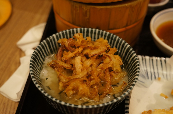 天吉屋：(胖樺食記)台北東區”天吉屋日式天丼專賣店”。大份量美味的炸物天堂。
