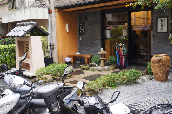 天吉屋：(胖樺食記)台北東區”天吉屋日式天丼專賣店”。大份量美味的炸物天堂。