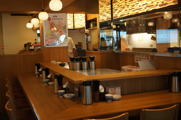 天吉屋：(胖樺食記)台北東區”天吉屋日式天丼專賣店”。大份量美味的炸物天堂。