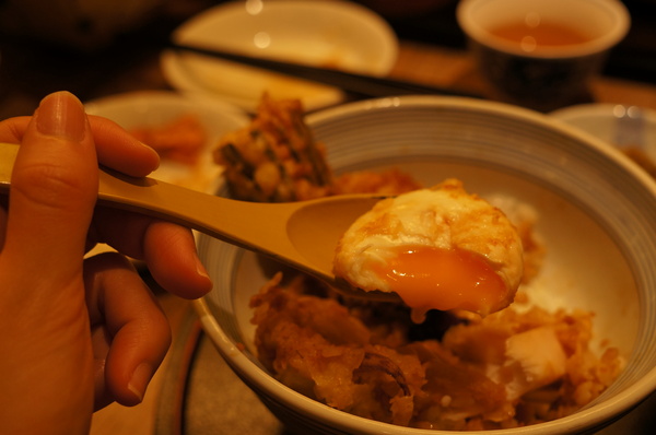 天吉屋：(胖樺食記)台北東區”天吉屋日式天丼專賣店”。大份量美味的炸物天堂。