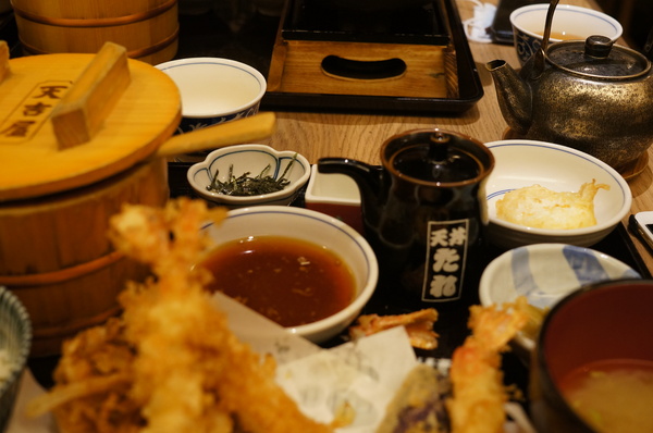 天吉屋：(胖樺食記)台北東區”天吉屋日式天丼專賣店”。大份量美味的炸物天堂。