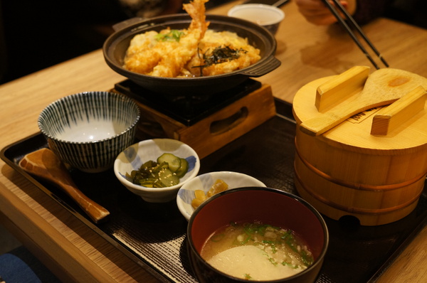 天吉屋：(胖樺食記)台北東區”天吉屋日式天丼專賣店”。大份量美味的炸物天堂。