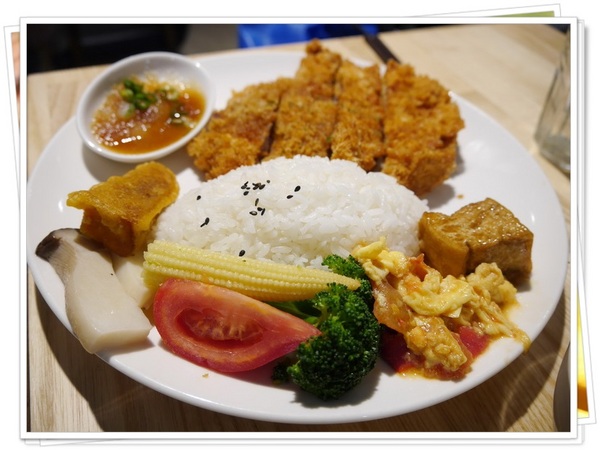 方屋(Found House)：【板橋】FOUND HOUSE 方屋餐廳－餐點飲料都在水準之上，值得再訪的好店 (免費WIFI、有插座、可久坐)