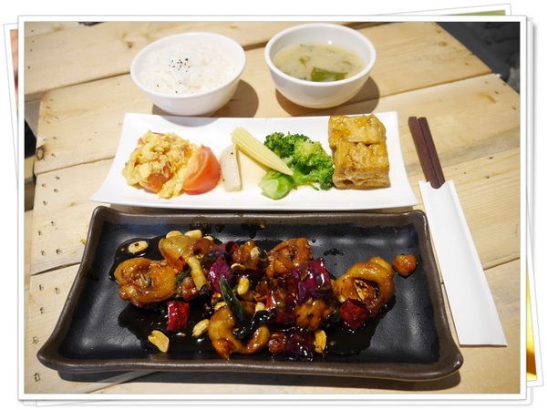 方屋(Found House)：【板橋】FOUND HOUSE 方屋餐廳－餐點飲料都在水準之上，值得再訪的好店 (免費WIFI、有插座、可久坐)