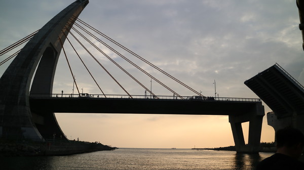 大鵬灣國家風景區:【屏東旅遊】2015年11月變很多的大鵬灣國家風景區/跨海大橋開橋秀