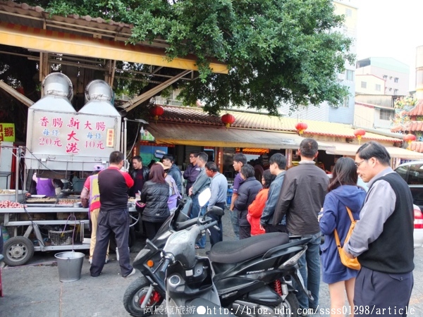 新大港香腸大腸:【美食特搜。高雄三民區】新大港大腸香腸。保安宮廟埕人氣香腸攤 烤香腸也有如此排隊盛況