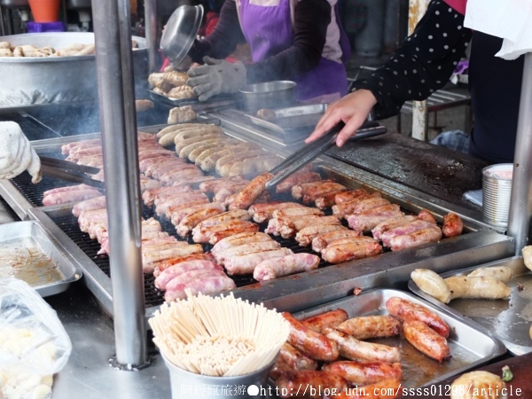 新大港香腸大腸:【美食特搜。高雄三民區】新大港大腸香腸。保安宮廟埕人氣香腸攤 烤香腸也有如此排隊盛況