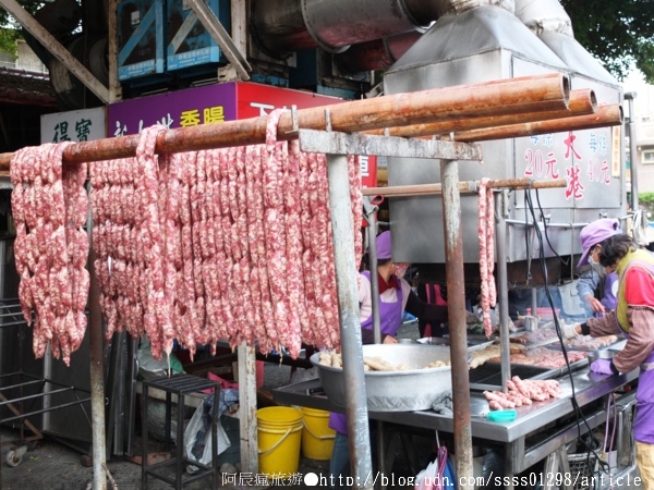 新大港香腸大腸:【美食特搜。高雄三民區】新大港大腸香腸。保安宮廟埕人氣香腸攤 烤香腸也有如此排隊盛況