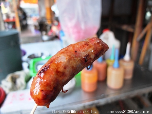 新大港香腸大腸:【美食特搜。高雄三民區】新大港大腸香腸。保安宮廟埕人氣香腸攤 烤香腸也有如此排隊盛況
