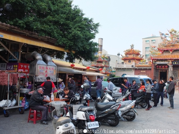 新大港香腸大腸:【美食特搜。高雄三民區】新大港大腸香腸。保安宮廟埕人氣香腸攤 烤香腸也有如此排隊盛況