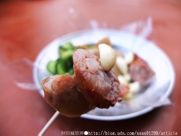 新大港香腸大腸:【美食特搜。高雄三民區】新大港大腸香腸。保安宮廟埕人氣香腸攤 烤香腸也有如此排隊盛況
