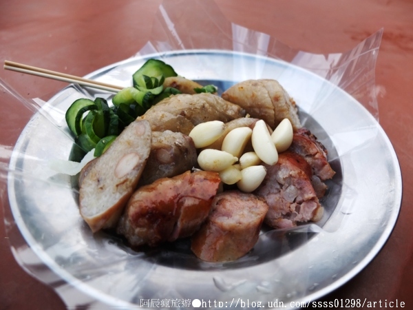 新大港香腸大腸:【美食特搜。高雄三民區】新大港大腸香腸。保安宮廟埕人氣香腸攤 烤香腸也有如此排隊盛況