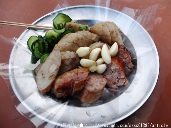 新大港香腸大腸:【美食特搜。高雄三民區】新大港大腸香腸。保安宮廟埕人氣香腸攤 烤香腸也有如此排隊盛況