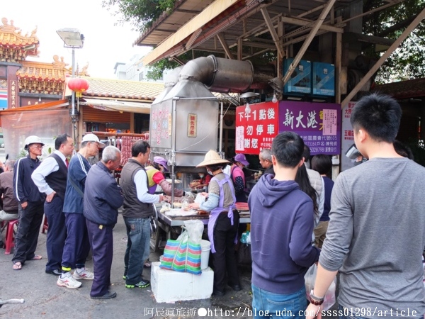 新大港香腸大腸:【美食特搜。高雄三民區】新大港大腸香腸。保安宮廟埕人氣香腸攤 烤香腸也有如此排隊盛況