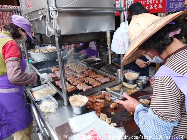新大港香腸大腸:【美食特搜。高雄三民區】新大港大腸香腸。保安宮廟埕人氣香腸攤 烤香腸也有如此排隊盛況