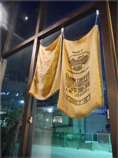 阿達阿永咖啡廳：【中和】阿達阿永咖啡廳－由 <達永建設 x 5 Senses x 聞山咖啡> 合作 ‧ 南勢角捷運站4號出口 ‧ 圓通通小綠地