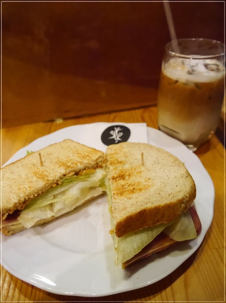 阿達阿永咖啡廳：【中和】阿達阿永咖啡廳－由 <達永建設 x 5 Senses x 聞山咖啡> 合作 ‧ 南勢角捷運站4號出口 ‧ 圓通通小綠地