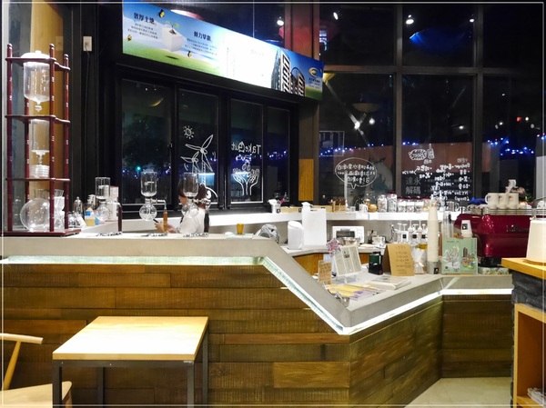 阿達阿永咖啡廳：【中和】阿達阿永咖啡廳－由 <達永建設 x 5 Senses x 聞山咖啡> 合作 ‧ 南勢角捷運站4號出口 ‧ 圓通通小綠地