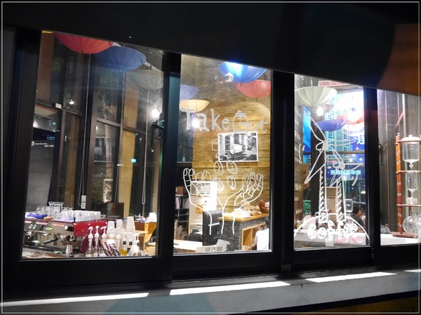 阿達阿永咖啡廳：【中和】阿達阿永咖啡廳－由 <達永建設 x 5 Senses x 聞山咖啡> 合作 ‧ 南勢角捷運站4號出口 ‧ 圓通通小綠地