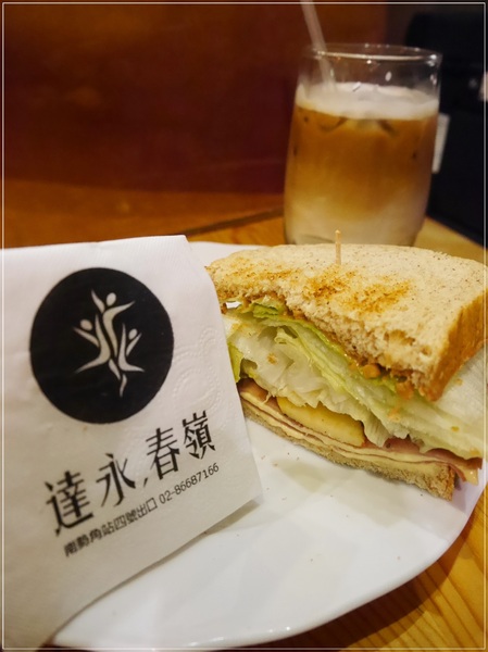 阿達阿永咖啡廳：【中和】阿達阿永咖啡廳－由 <達永建設 x 5 Senses x 聞山咖啡> 合作 ‧ 南勢角捷運站4號出口 ‧ 圓通通小綠地