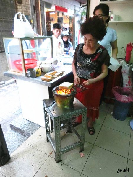 武廟古早味炭烤三明治：【台南食記】食尚玩家推薦!獲選十大美食英雄~古早味美食@武廟阿嬤炭烤土司