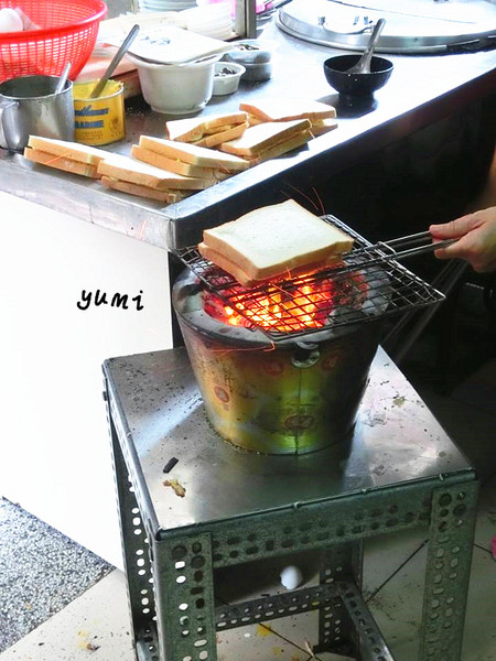 武廟古早味炭烤三明治：【台南食記】食尚玩家推薦!獲選十大美食英雄~古早味美食@武廟阿嬤炭烤土司