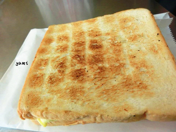 武廟古早味炭烤三明治：【台南食記】食尚玩家推薦!獲選十大美食英雄~古早味美食@武廟阿嬤炭烤土司