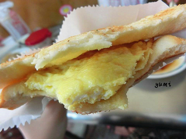 武廟古早味炭烤三明治：【台南食記】食尚玩家推薦!獲選十大美食英雄~古早味美食@武廟阿嬤炭烤土司