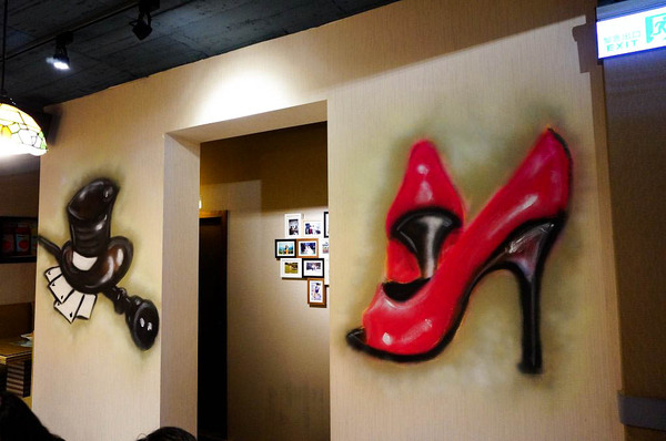 鄰居家 NEXT DOOR:鮮豔的亮藍大門超吸睛 永康美式餐廳新選擇-鄰居家 NEXT DOOR