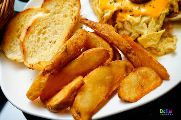 鄰居家 NEXT DOOR:鮮豔的亮藍大門超吸睛 永康美式餐廳新選擇-鄰居家 NEXT DOOR