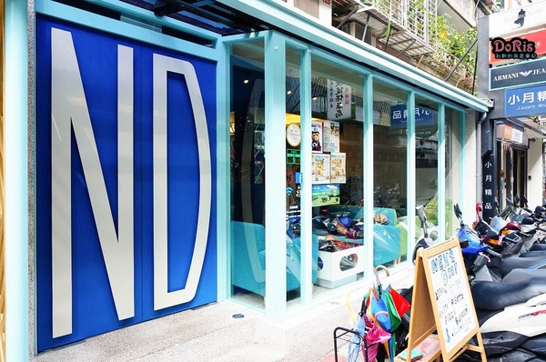 鄰居家 NEXT DOOR:鮮豔的亮藍大門超吸睛 永康美式餐廳新選擇-鄰居家 NEXT DOOR