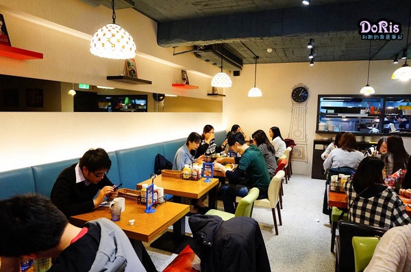 鄰居家 NEXT DOOR:鮮豔的亮藍大門超吸睛 永康美式餐廳新選擇-鄰居家 NEXT DOOR