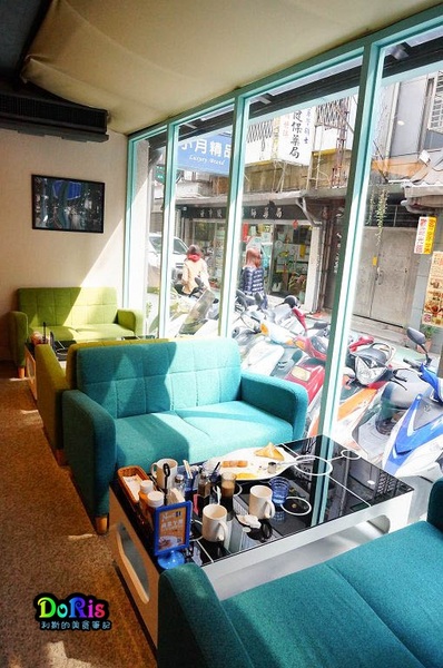 鄰居家 NEXT DOOR:鮮豔的亮藍大門超吸睛 永康美式餐廳新選擇-鄰居家 NEXT DOOR