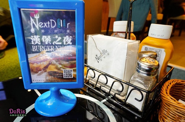 鄰居家 NEXT DOOR:鮮豔的亮藍大門超吸睛 永康美式餐廳新選擇-鄰居家 NEXT DOOR