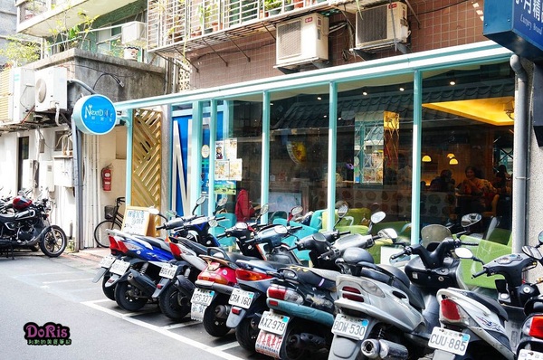 鄰居家 NEXT DOOR:鮮豔的亮藍大門超吸睛 永康美式餐廳新選擇-鄰居家 NEXT DOOR