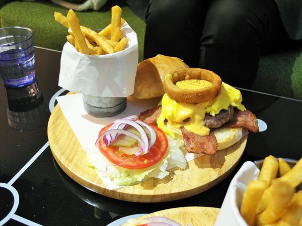 鄰居家 NEXT DOOR:【大安】鄰居家 NEXT DOOR。美式漢堡好好食。輕鬆舒適當自己家