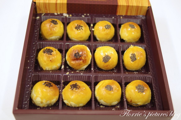 夢饗烘焙：台中美食~BAKING DREAM夢饗烘焙坊--2014中秋禮盒(金賞品饌)~細膩的蛋黃酥，讓我不禁一口接一口