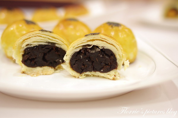 夢饗烘焙：台中美食~BAKING DREAM夢饗烘焙坊--2014中秋禮盒(金賞品饌)~細膩的蛋黃酥，讓我不禁一口接一口