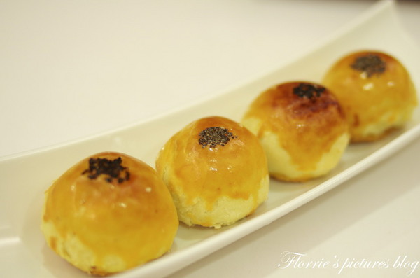 夢饗烘焙：台中美食~BAKING DREAM夢饗烘焙坊--2014中秋禮盒(金賞品饌)~細膩的蛋黃酥，讓我不禁一口接一口