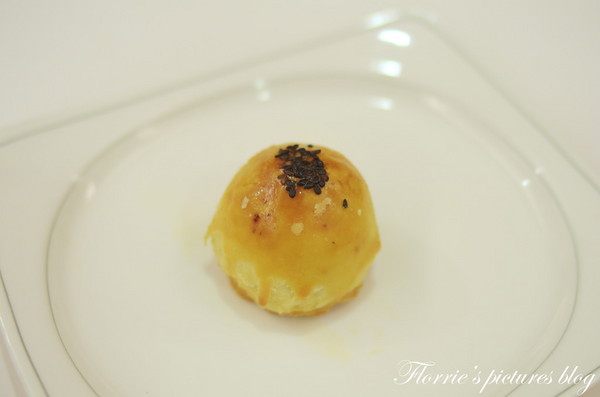 夢饗烘焙：台中美食~BAKING DREAM夢饗烘焙坊--2014中秋禮盒(金賞品饌)~細膩的蛋黃酥，讓我不禁一口接一口