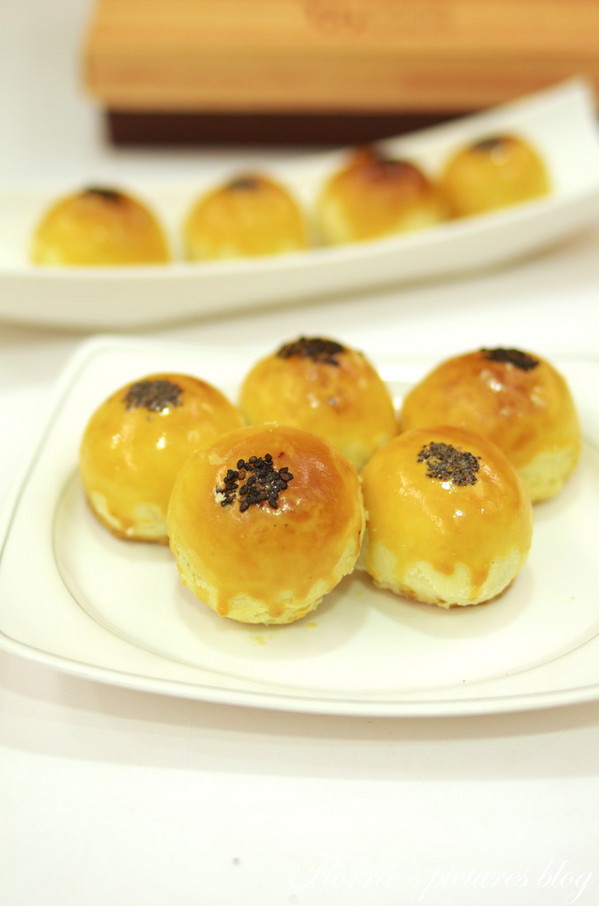 夢饗烘焙：台中美食~BAKING DREAM夢饗烘焙坊--2014中秋禮盒(金賞品饌)~細膩的蛋黃酥，讓我不禁一口接一口