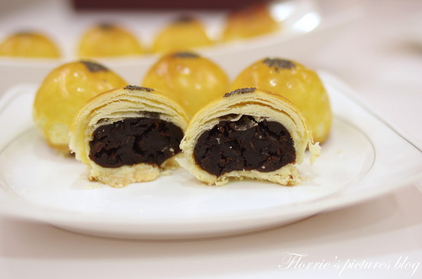 夢饗烘焙：台中美食~BAKING DREAM夢饗烘焙坊--2014中秋禮盒(金賞品饌)~細膩的蛋黃酥，讓我不禁一口接一口